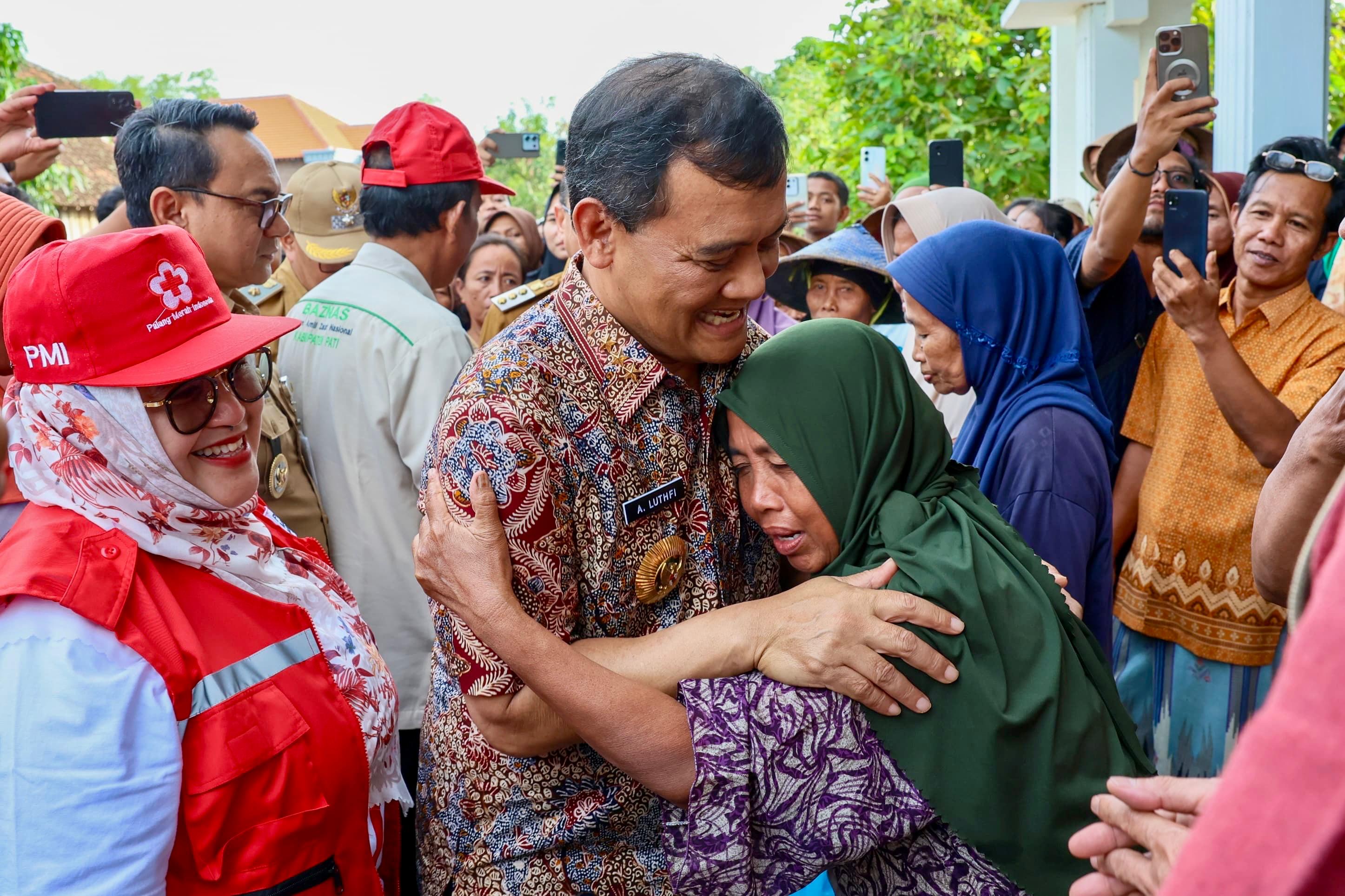 Gubernur Ahmad Luthfi dipeluk oleh warga Banjarsari Kecamatan Gabus, Pati yang rumahnya kebanjiran, Selasa (13/1/2026).