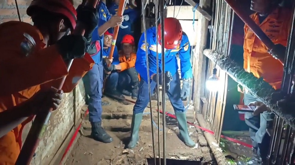 Proses evakuasi warga&nbsp; Gulon, Salam, Kabupaten Magelang yang terperosok ke dalam sumur sedalam 10 meter.  &nbsp;