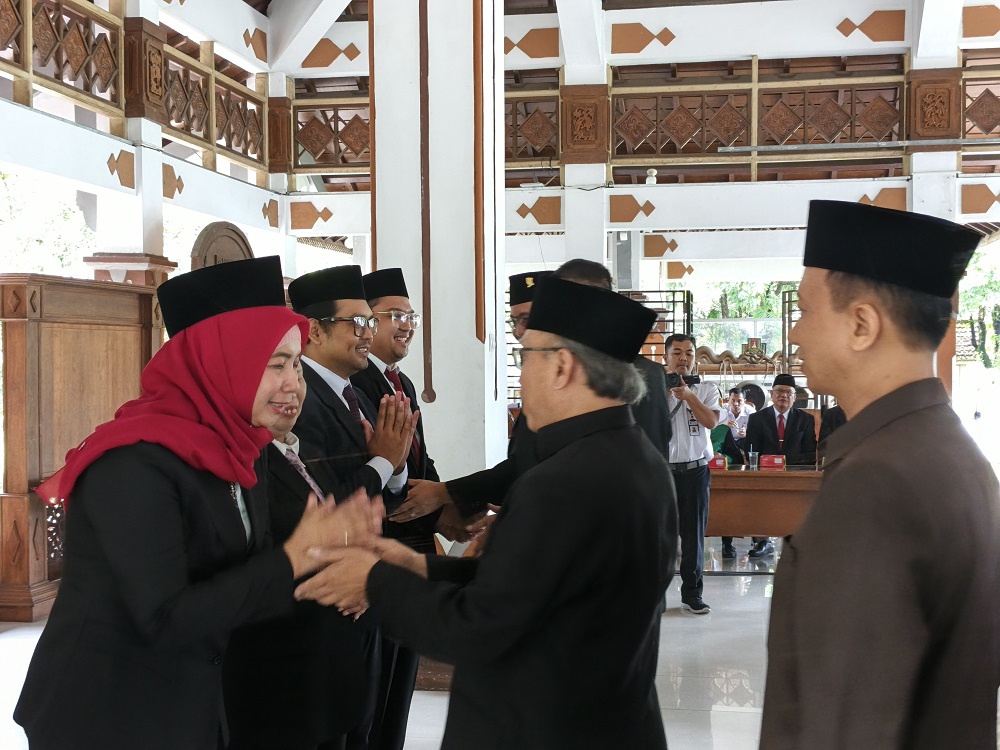 Bupati Magelang Grengseng Pamuji dan Sekda Adi Waryanto memberikan ucapan selamat kepada para pejabat yang dilantik.
