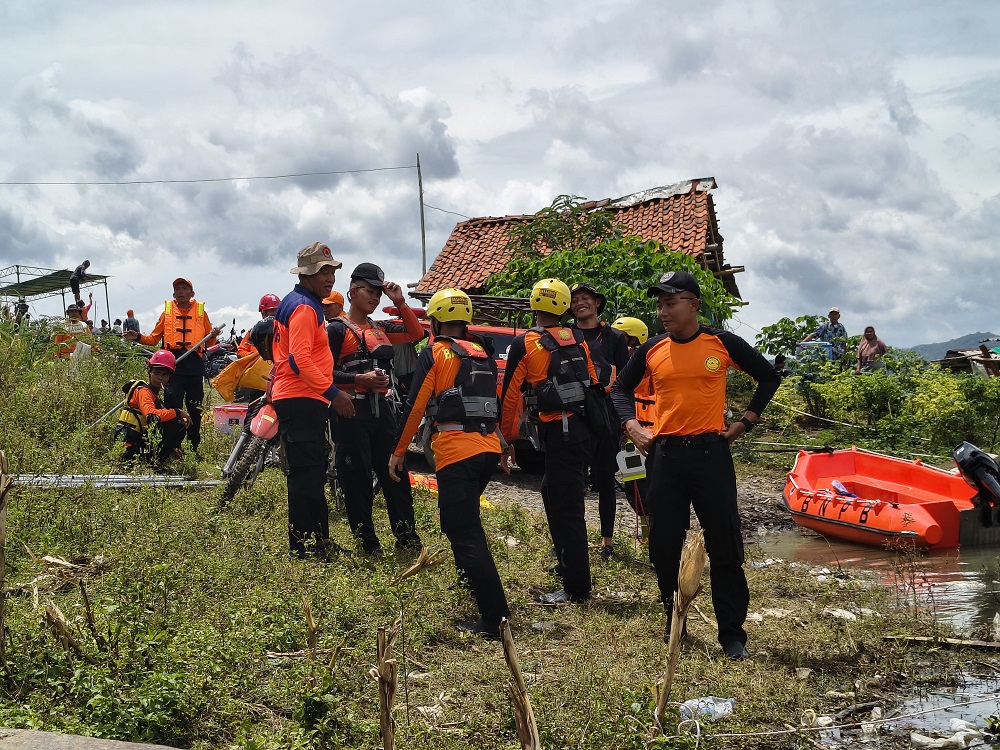 Tim SAR gabungan melanjutkan pencarian warga yang dilaporkan tenggelam di Waduk Wadaslintang Wonosobo.  &nbsp;