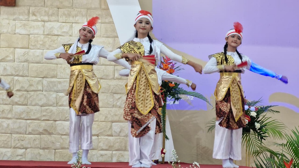 Penyalaan lilin melambangkan Yesus Kristur hadir sebagai terang dunia.