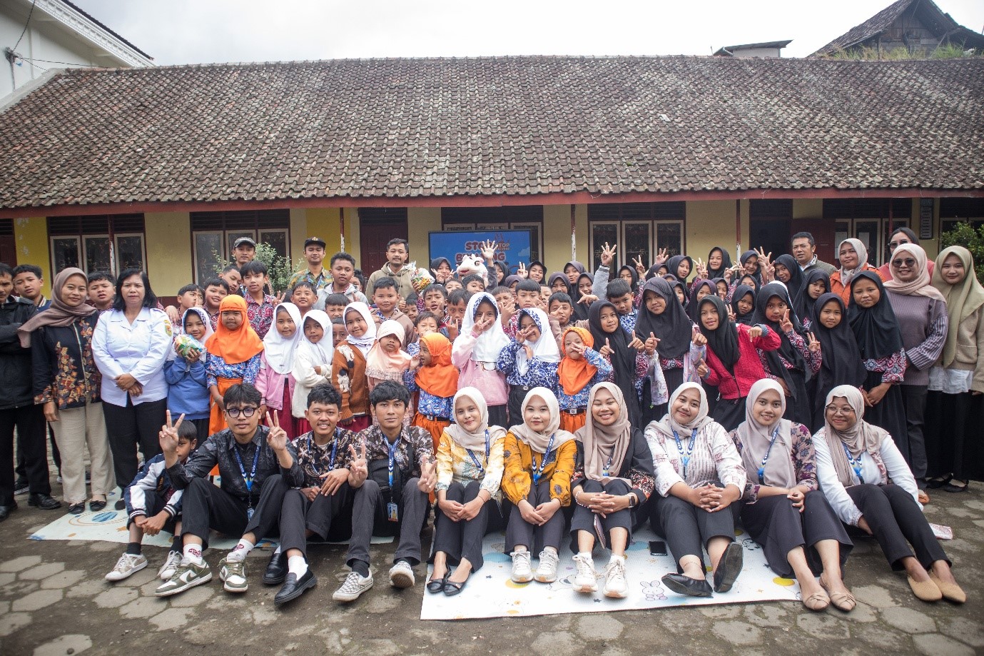 Mahasiswa KKN Universitas Tidar bersama  siswa dan guru SDN Jogonayan, Kecamatan Ngablak, Kabupaten Magelang, usai sosialisasi etika media dan anti-bullying, Rabu (15/1/2026).