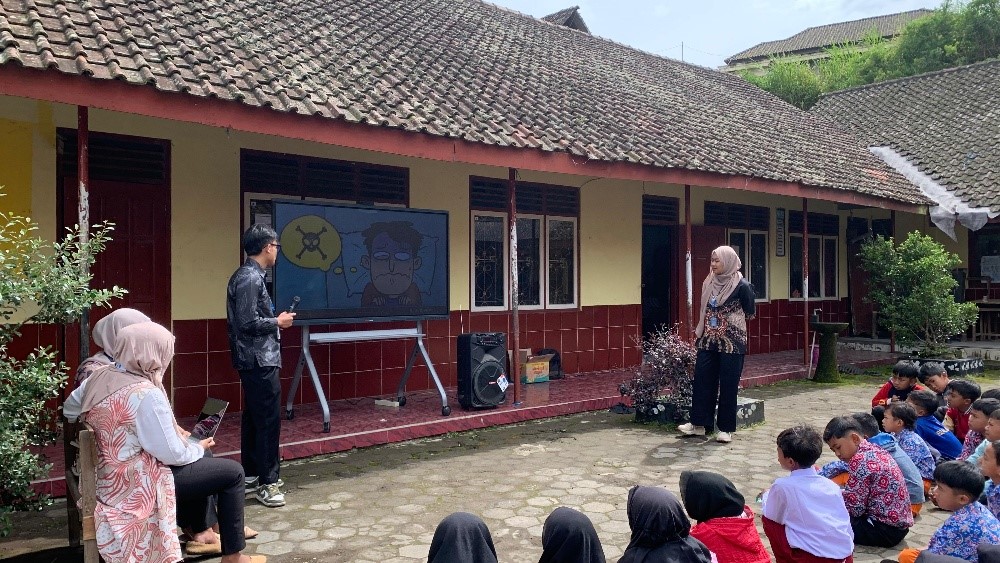 Mahasiswa menunjukkan video edukasi mengenai bullying  di SDN Jogonayan, Ngablak, Kabupaten Magelang.