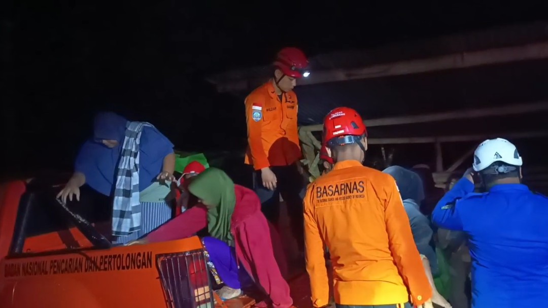 Warga Tanjung Desa Ngadiharjo Borobudur dievakuasi ke balkondes setempat setelah EWS berbunyi di tengah hujan, Kamis 15/1/2026).