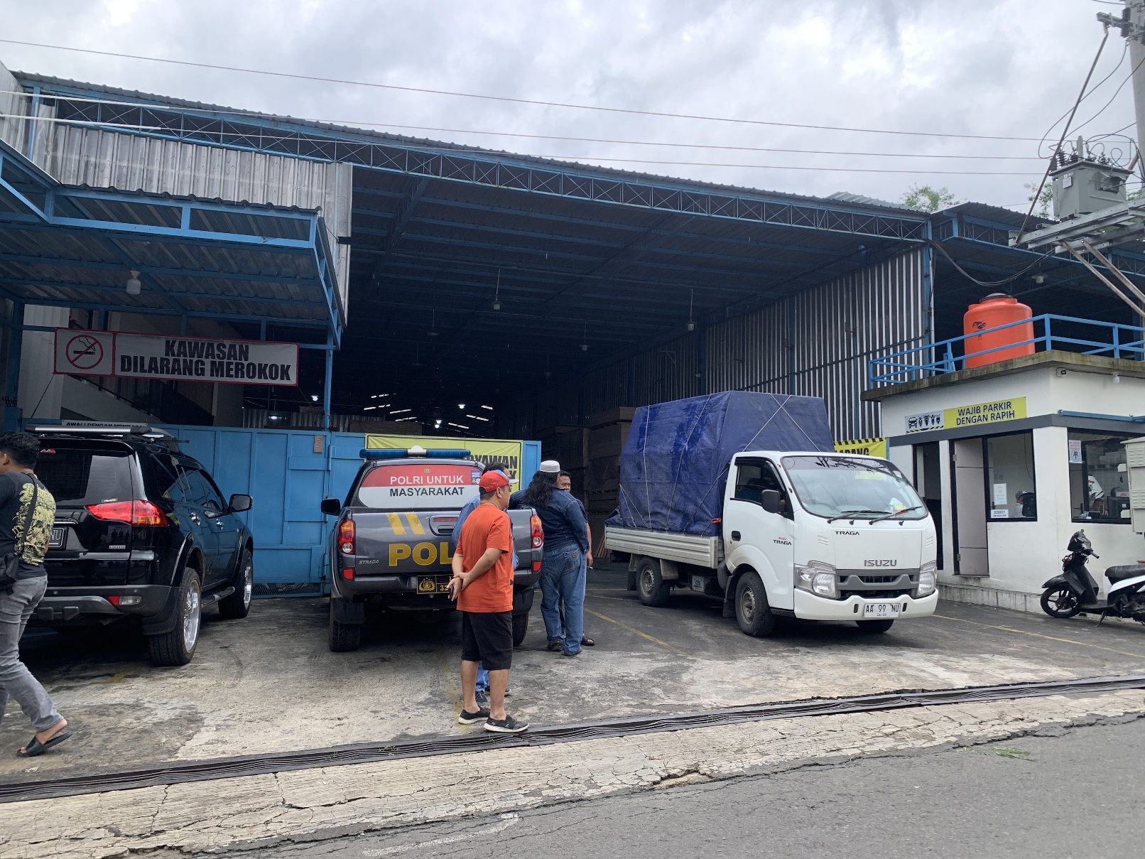 Terlihat aktivitas pabrik MMP di Pendowo, Kranggan, Temanggung yang hendak mengirimkan hasil produksi ke customer, Kamis (15/1/2026).