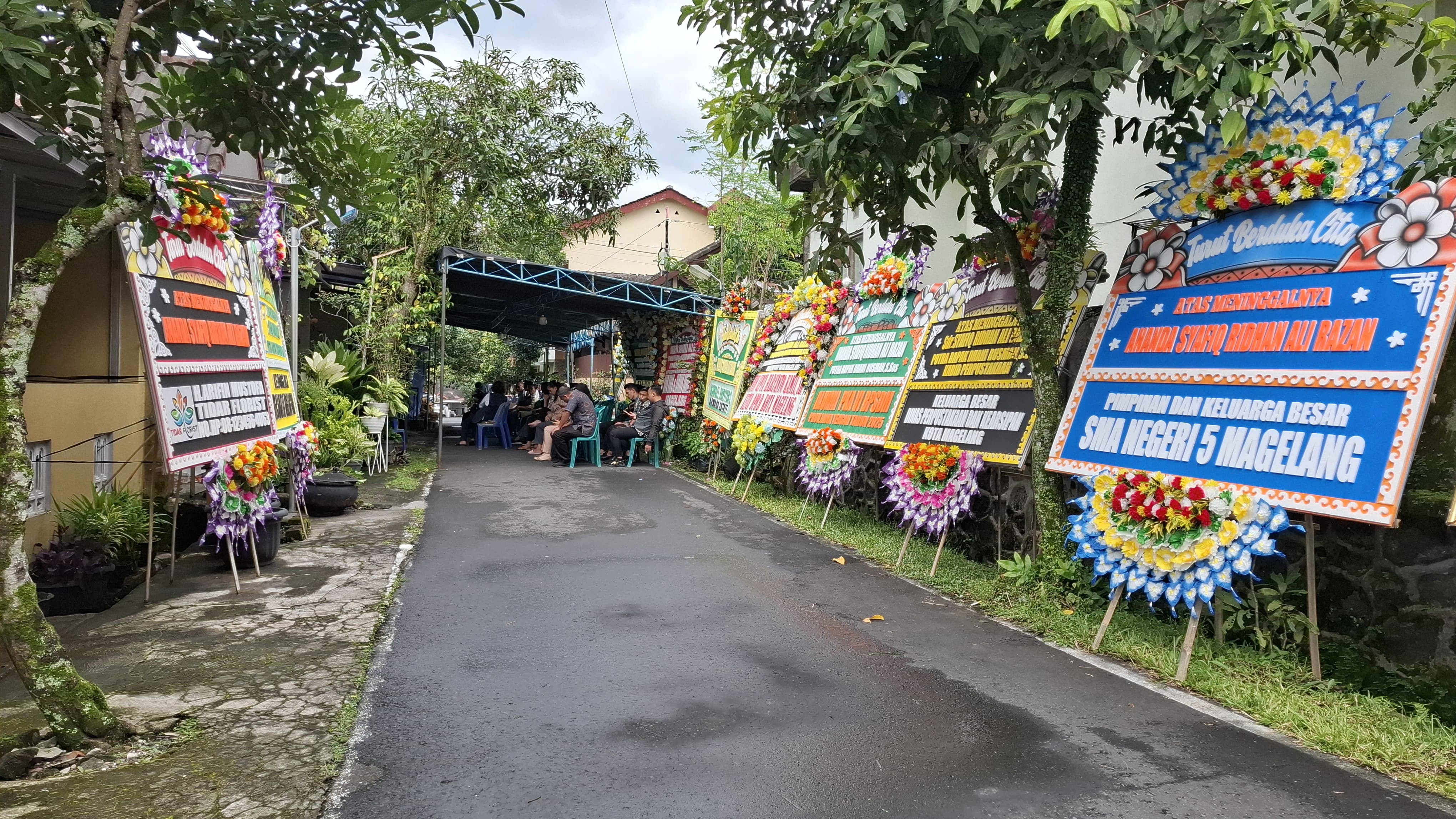 Suasana rumah duka Syafiq Ridhan Ali Razan di Perum Depkes Kota Magelang dipenuhi karangan bunga dan para pelayat, Kamis (15/1) sebelum kedatangan jenazah.