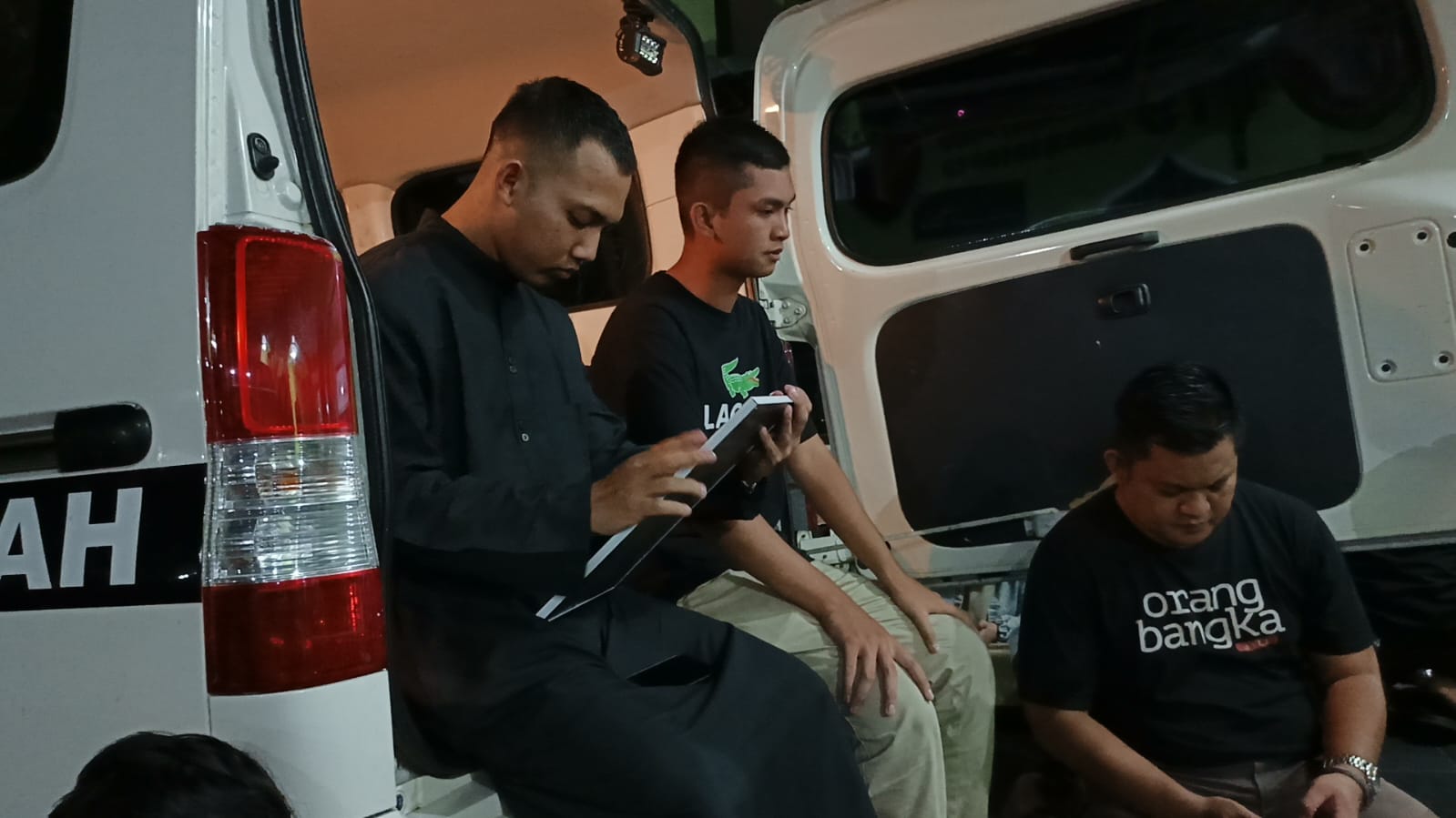 Kakak Syafiq Ridhan Ali Razan, Nafis Ahnaf selalu memandangi foto adiknya pada saat upacara pelepasan jenazah di halaman Masjid Baiturrosyidin, Perumahan Depkes, Kota Magelang, Kamis (15/1/2026).