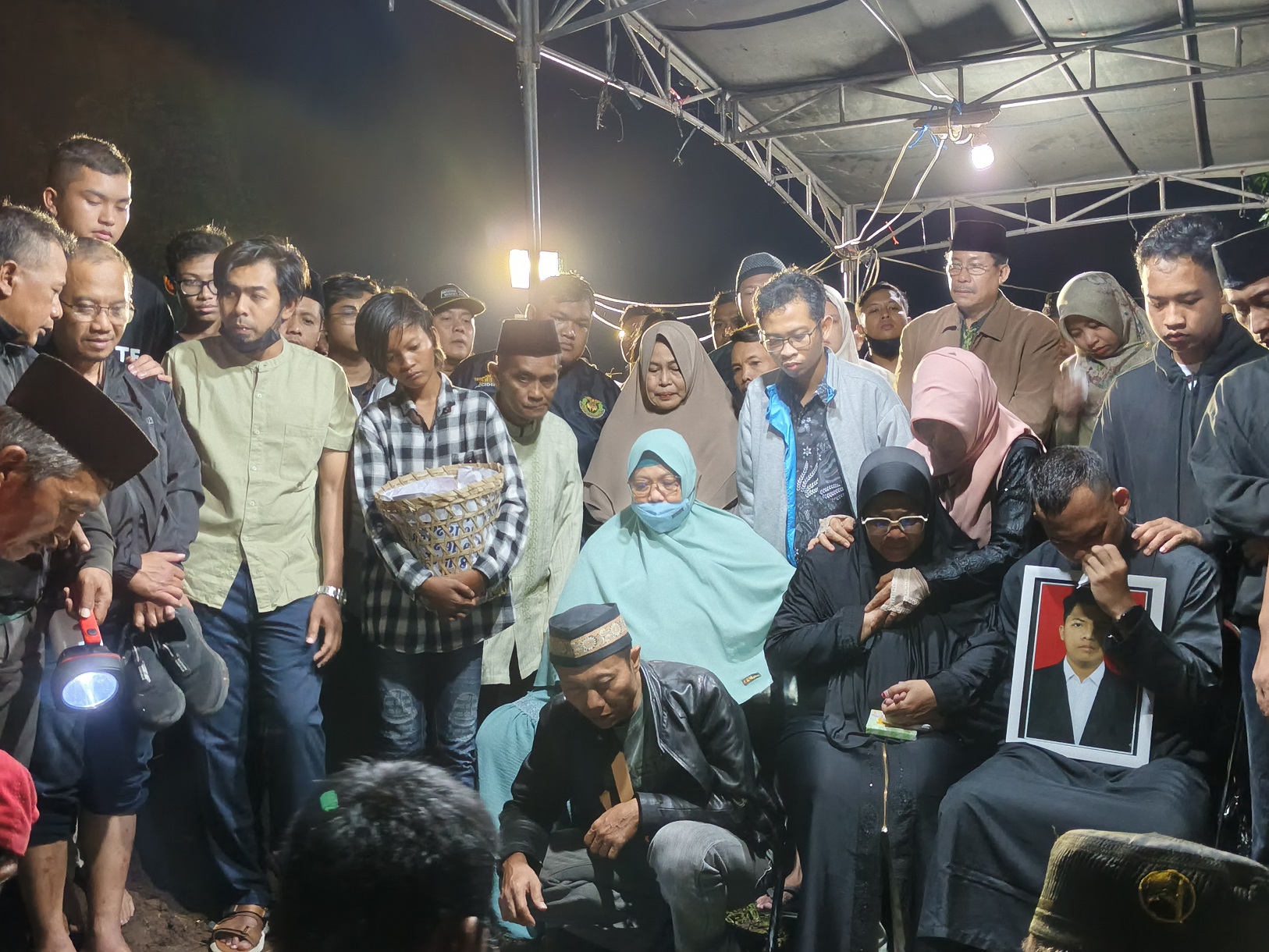 Ibunda Syafiq Ridhan Ali Razan, Utari Januarita bersama anak keduanya, Nafis Ahnaf, tak kuasa menahan tangis saat pemakaman  di  TPU Sidotopo, Kelurahan Sidotopo, Kota Magelang, Kamis (15/1/20) malam.