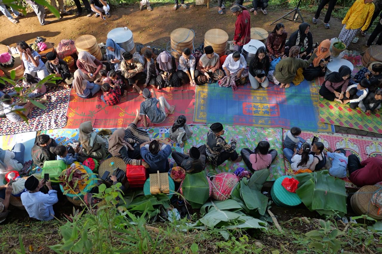 Tradisi nyadran perdamaian di Desa Getas, Kecamatan Kaloran, Kabupaten Temanggung, Jumat (16/1/2026).
