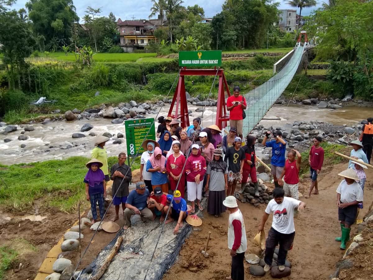 Warga berfoto bersama usai jembatan gantung Garuda dinyatakan selesai dibangun, Kamis (15/1/2026).
