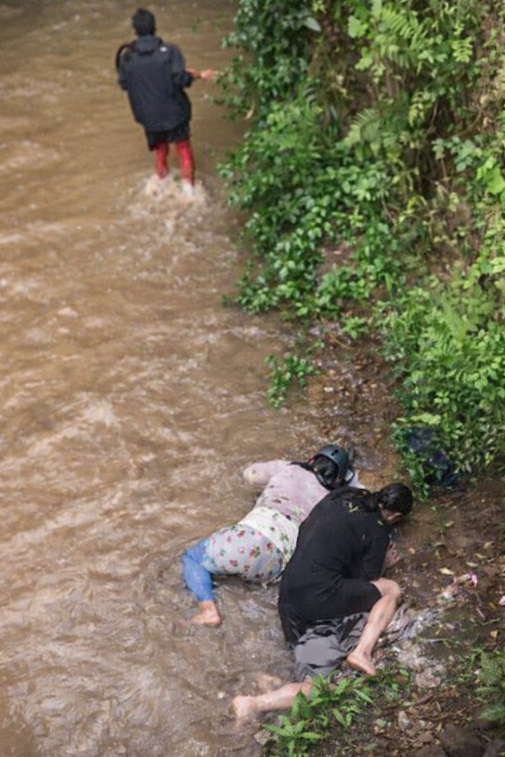 Tangkapan layar, pengendara sepeda motor terjun ke sungai di wilayah Sumber, Watumalang, Wonosobo kemarin.