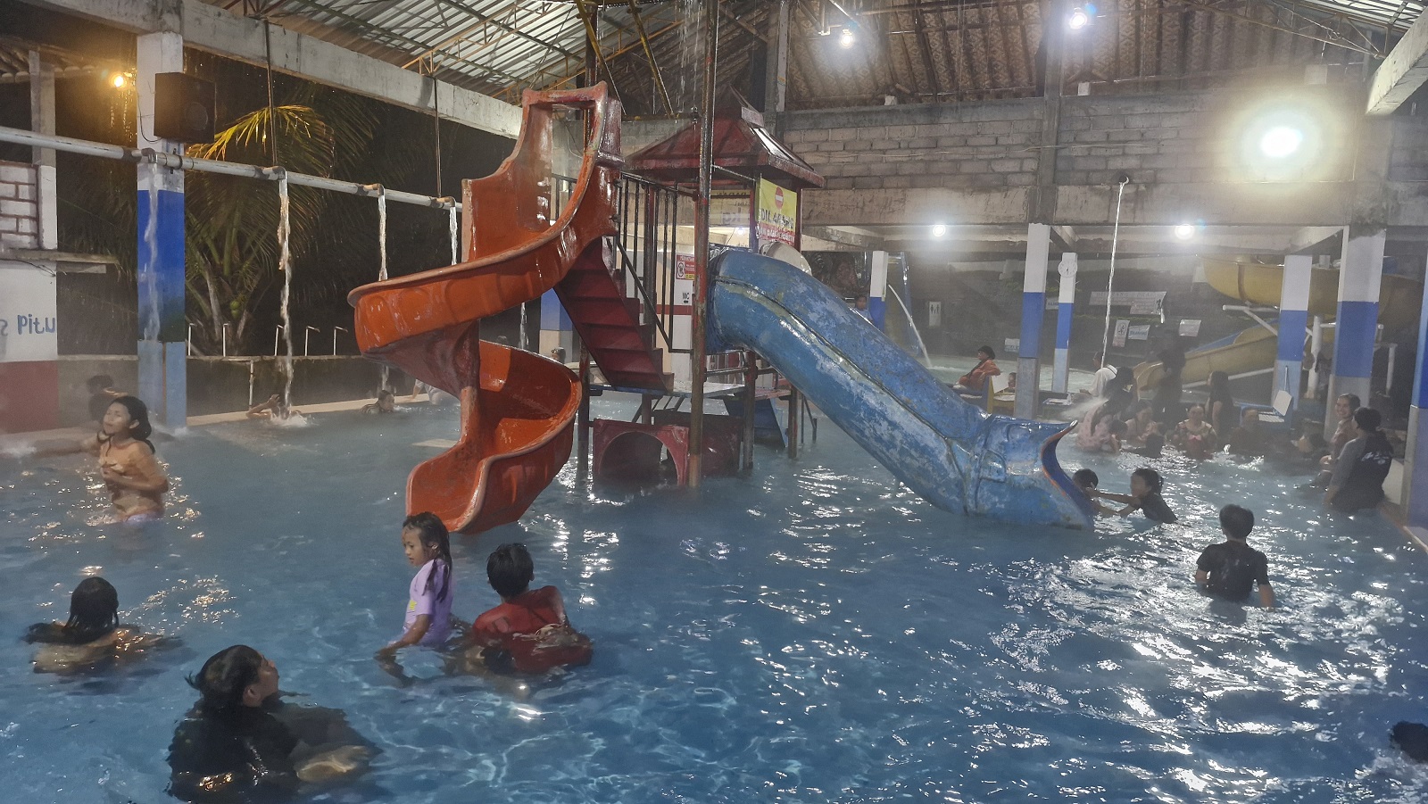 Kolam pemandian air hangat Umbul Banyuroso, di Tempuran, Kabupaten Magelang dikunjungi masyarakat dari pagi sampai malam.