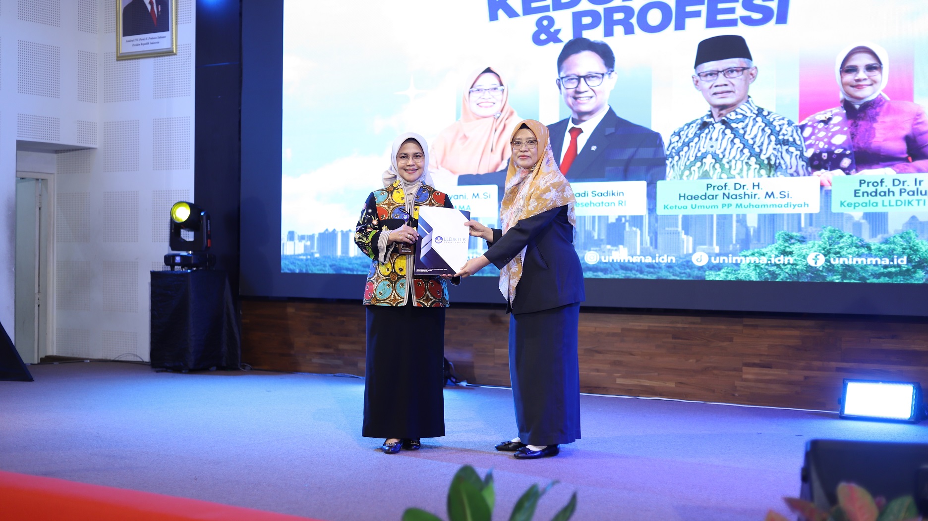 Ketua LLDIKTI Wilayah VI Prof Dr Aisyah Endah Palupi, MPd, menyerahkan  SK Izin Pembukaan Prodi Sarjana dan Program Pendidikan Profesi Dokter Fakultas Kedokteran pada Rektor Unimma Dr Lilik Andriyani.