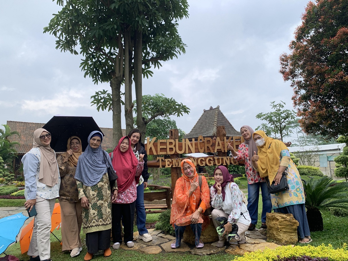 Pengunjung berfoto di Kebun Craken di Desa Ngadimulyo, Kedu, Kabupaten Temanggung.