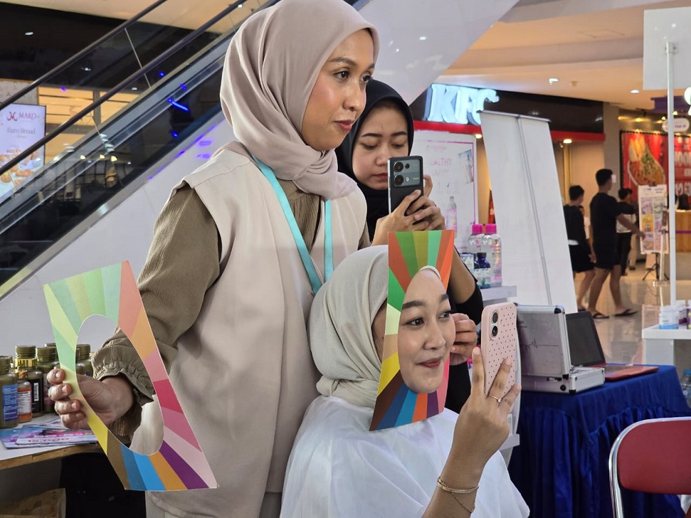 Pengunjung antusias mengunjungi booth&nbsp;Beauty Pop&nbsp;dan berinteraksi dengan profesional konsultan kecantikan.
