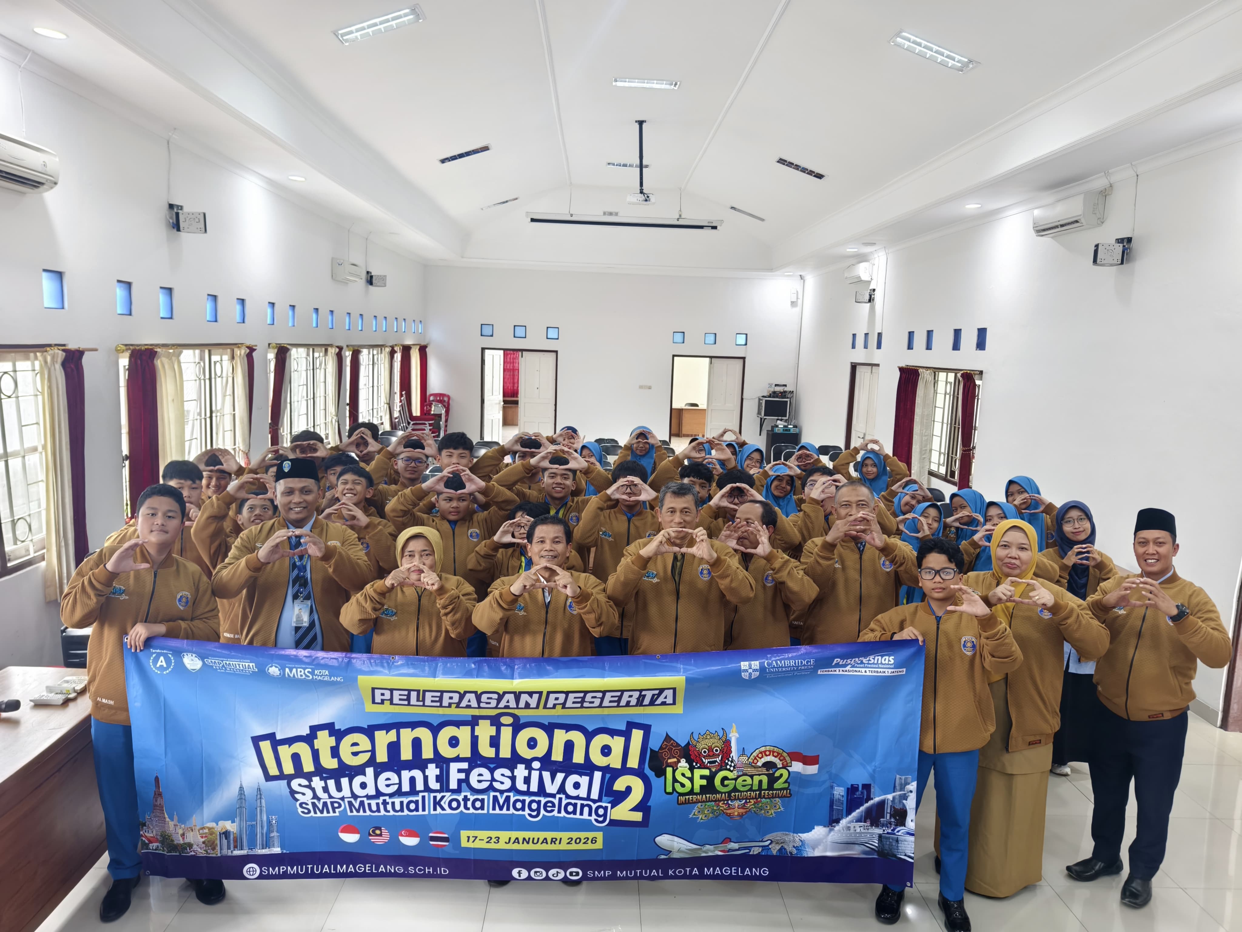 Sebanyak 35 siswa SMP Muhammadiyah 1 Alternatif (Mutual) Kota Magelang terbang ketiga negara. Kegiatan ini dikemas dengan program International Student Festival (ISF).