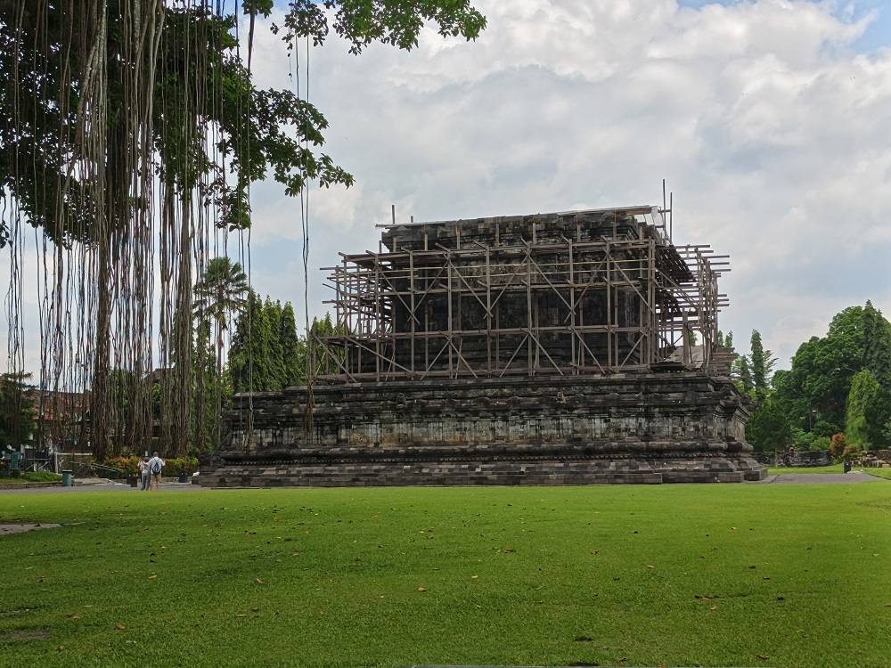 Kondisi Candi Mendut Kabupaten Magelang yang masih proses pemugaran, Senin (19/1/2026).
