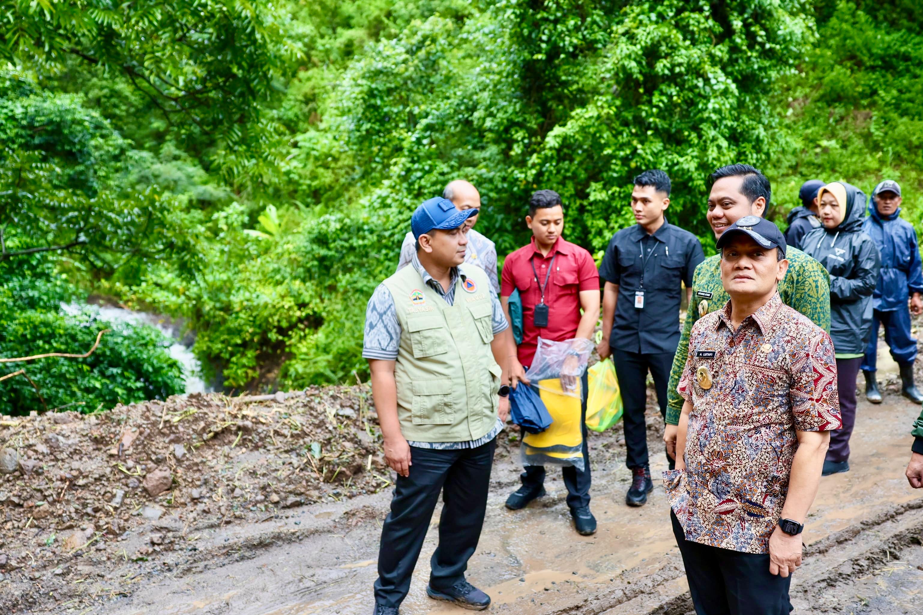 Gubernur Jateng Ahmad Luthfi dan Wagup Taj Yasin ketika meninjau banjir wilayah yang terkena banjir.
