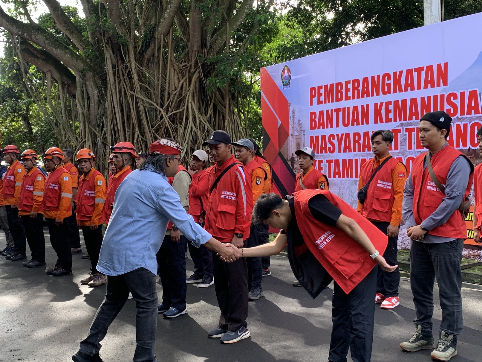 Bupati Temanggung Agus Setyawan memberangkatkan relawan untuk misi kemanusiaan.