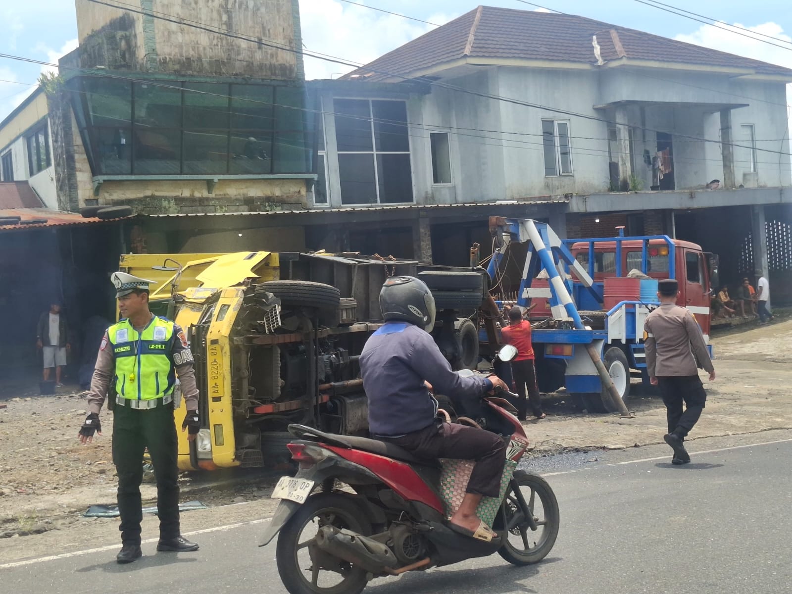 Kecelakaan di jalur tengkorak Kalikuto Kertek, Wonosobo mengakibatkan 7 orang mengalami luka.