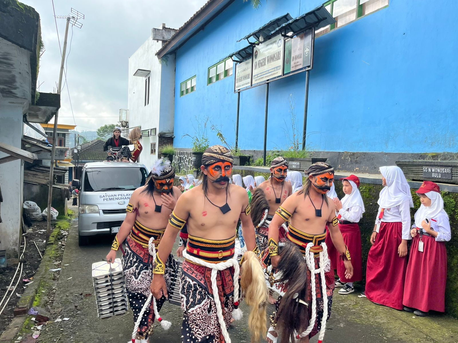 Tim SPPG Danupayan mengantarkan MBG ke sekolah-sekolah dengan berpenampilan warok, kesenian khas Temanggung, Senin (19/1/2026).