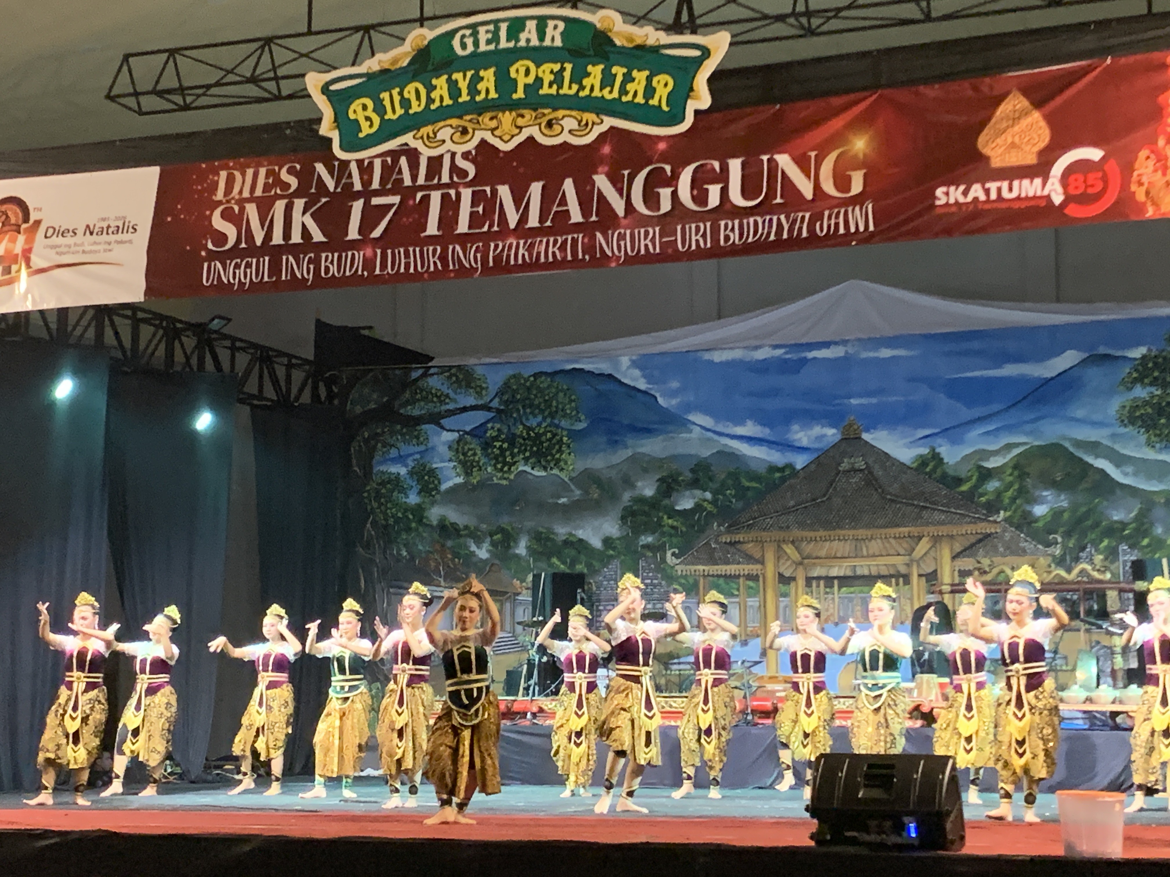 Para siswa tampil ciamik dalam gelaran pentas budaya Dies Natalis ke-41 SMK 17 Temanggung.