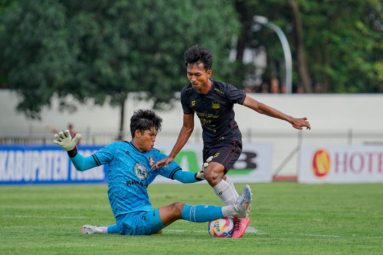 Pemain Persitema (jersey hitam) tampil maksimal melawan Slawi United dalam babak penyisihan grup D Liga 4 Jawa Tengah musim 2025/2026.