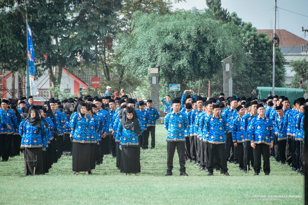 Sebanyak 1.917 Pegawai Pemerintah dengan Perjanjian Kerja (PPPK) Paruh saat dilantik di Alun-alun Wonosobo, Senin (1/12/2025).