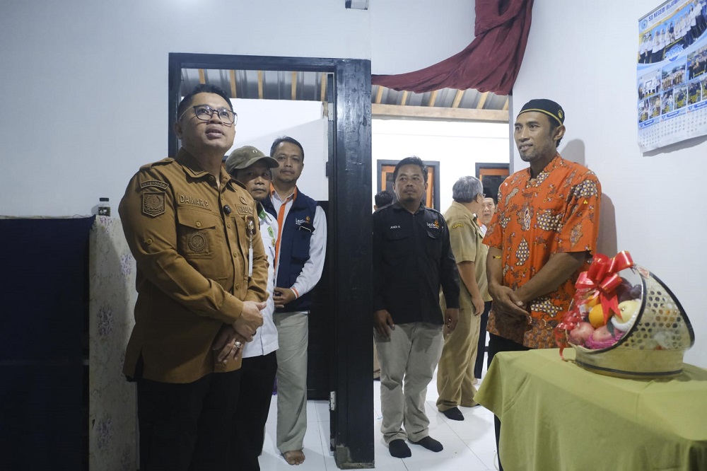 Wali Kota Magelang Damar Prasetyono meninjau rumah Agus Rimadhon setelah mendapat bantuan bedah rumah.