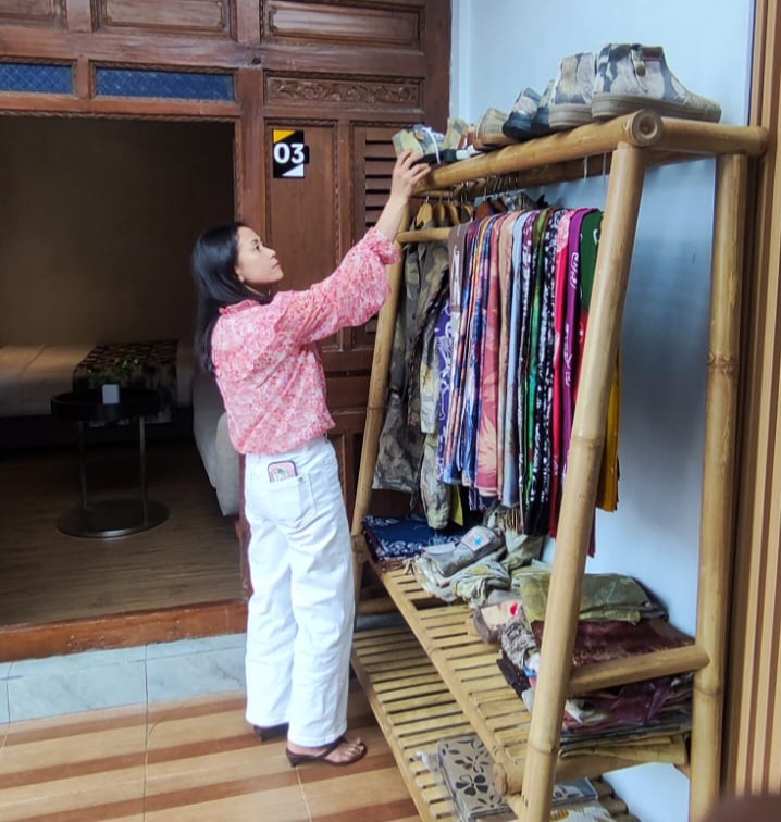 Pojok UMKM menyediakan batik khas Wonosobo.
