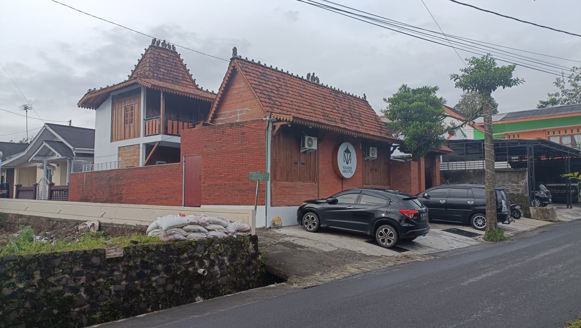 Villa Ndalem Argupta berada di Jalan Pramuka Kampung Munggang, Kecamatan Mojotengah, Kabupaten Wonosobo akan memanjakan tamu yang menginap.