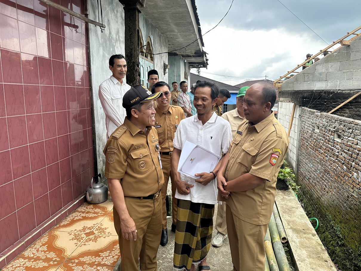 Bupati Wonosobo Afif Nurhidayat menyerahkan bantuan mengunjungi korban kebakaran, Senin (19/1/2026) di Desa Keseneng, Mojotengah.
