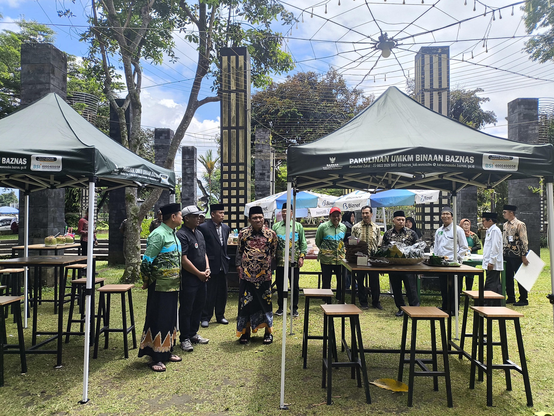 Bupati Wonosobo Afif Nurhidayat saat mengunjungi lapak UMKM di Pedagang Pakulinan Alun-alun Wonosobo yang menjadi salah satu dampingan Baznas.