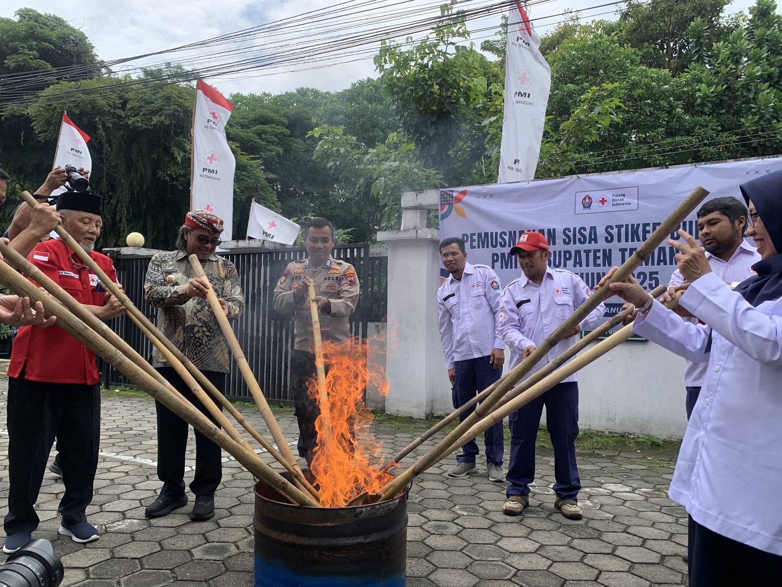 Pemusnahan sisa stiker Bulan Dana PMI tahun 2025 di halaman gedung PMI Temanggung, Selasa (20/1/2026).