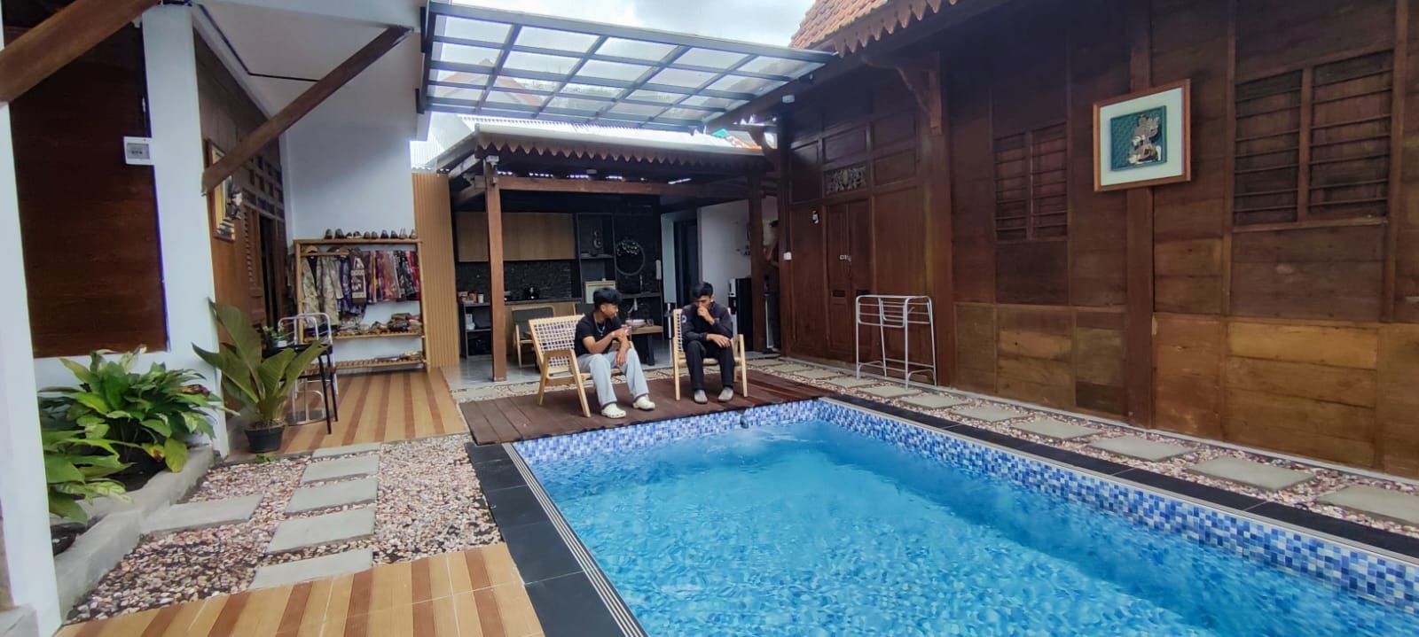 Kolam renang melengkapi fasilitas di Villa Ndalem Argupta.