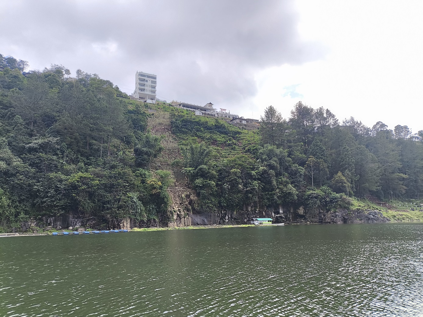 Kawasan Telaga Menjer banyak didirikan bangunan yang perizinannya belum jelas.