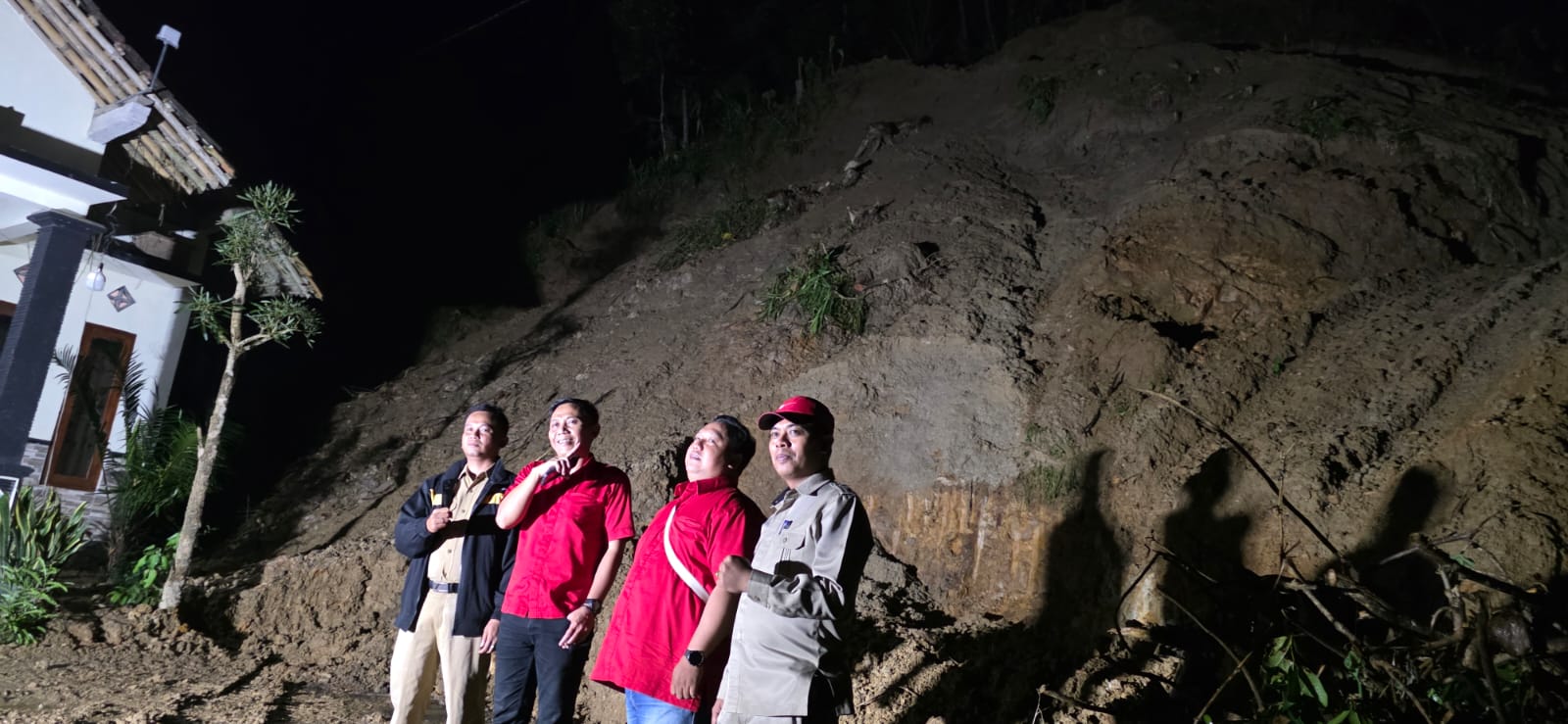Hujan deras yang mengguyur wilayah Borobudur dan sekitarnya selama beberapa hari terakhir memicu bencana tanah longsor di Desa Ngadiharjo, Kecamatan Borobudur, Kabupaten Magelang, Kamis (15/1/2026)