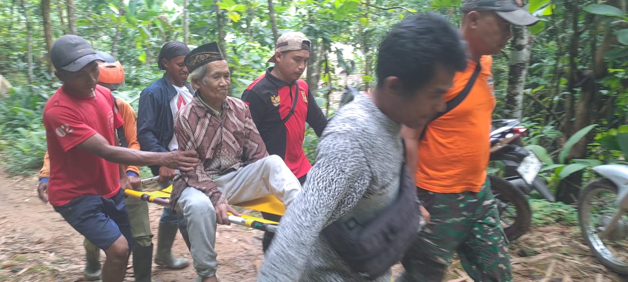 Warga ditandu menuju lokasi pengungsian sebagai tempat tinggal sementara sambil menunggu kondisi dinyatakan aman oleh petugas.