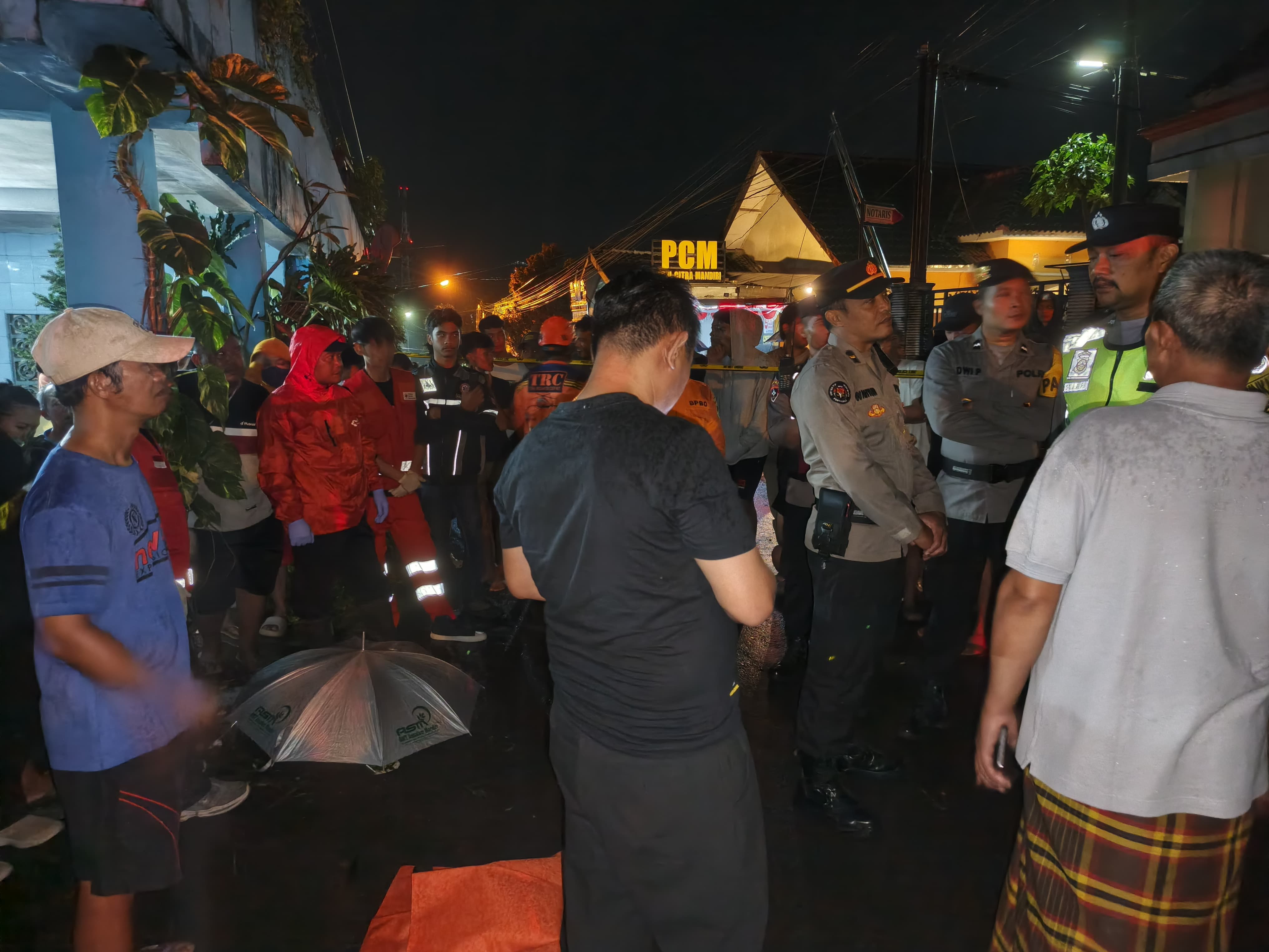 Proses evakuasi seorang pensiunan ASN yang terperosok ke dalam gorong-gorong di Kramat Selatan, Magelang Utara, Kota Magelang, Selasa (20/1/2026) malam.