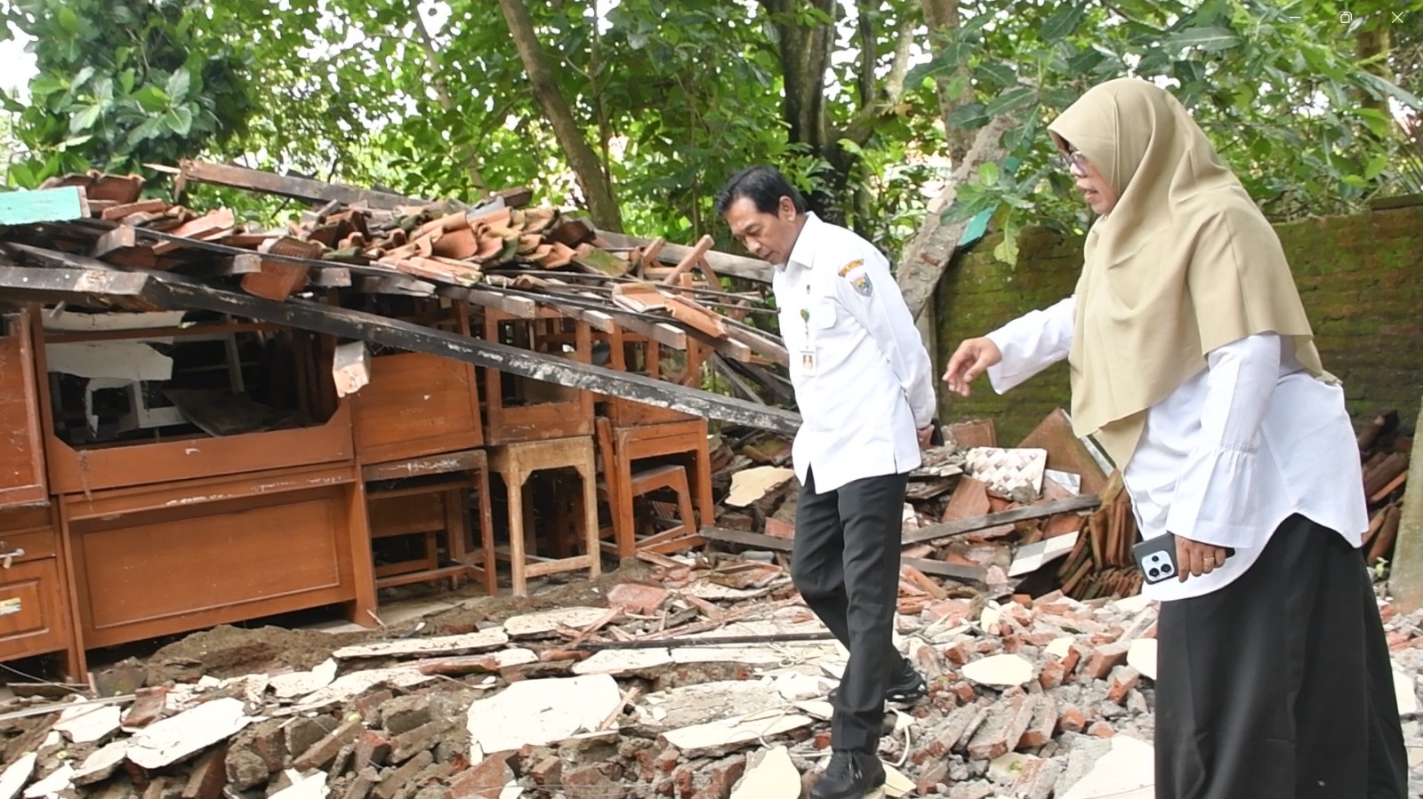 Wakil Bupati Batang Suyono saat meninjau bangunan SLB yang ambruk.