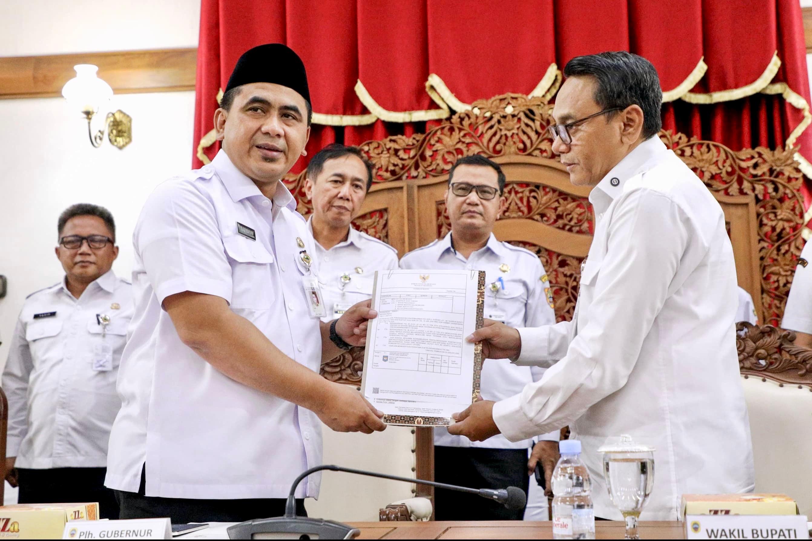 Wakil Gubernur Jawa Tengah Taj Yasin Maimoen menyerahkan SK kepada Wakil Bupati Pati Risma Ardhi Chandra sebagai Plt Bupati Pati, Rabu (21/1/2026).