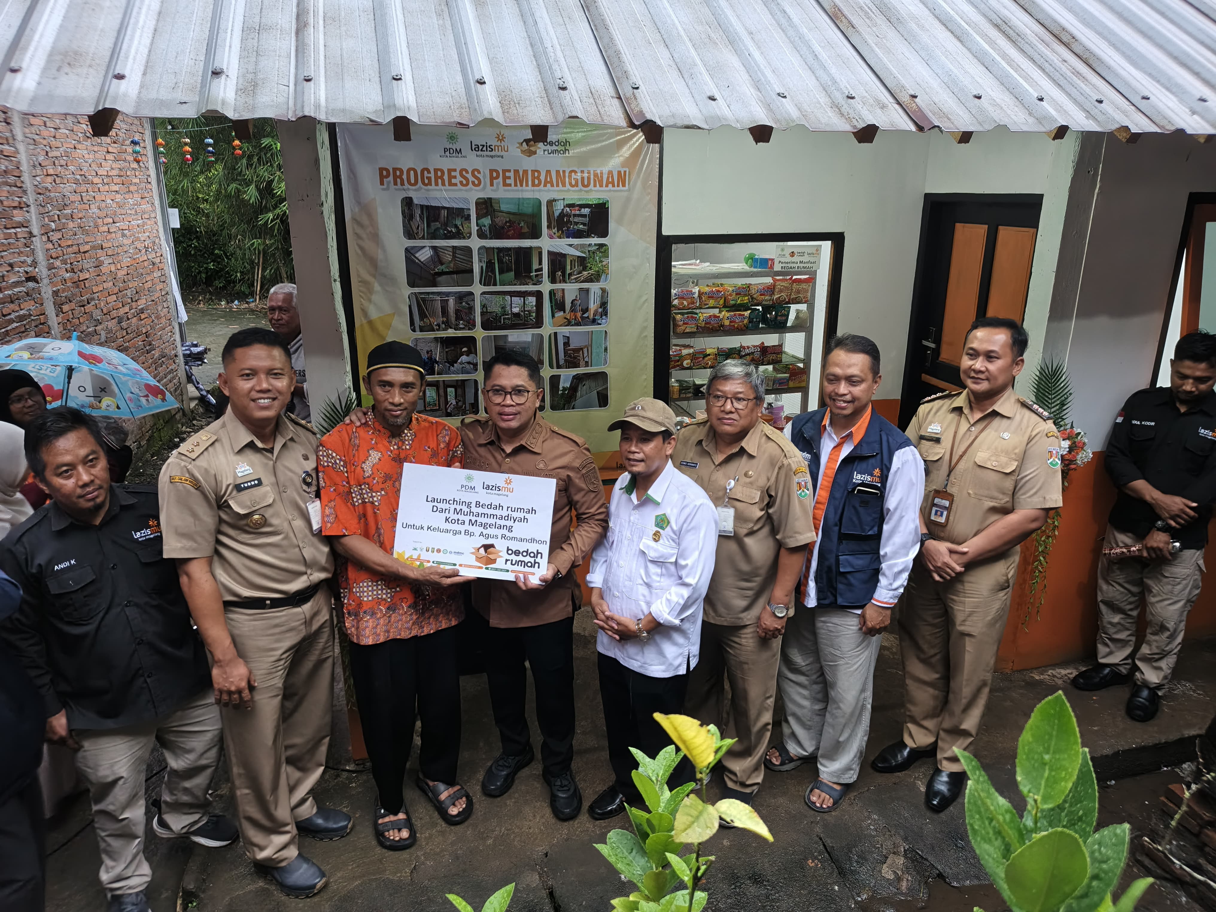 Lembaga Amil Zakat Infaq Shadaqah Muhammadiyah (Lazismu) Kota Magelang Muhammadiyah memberikan program bedah rumah kepada salah satu warga Nambangan, Rejowingun Utara, Kota Magelang.