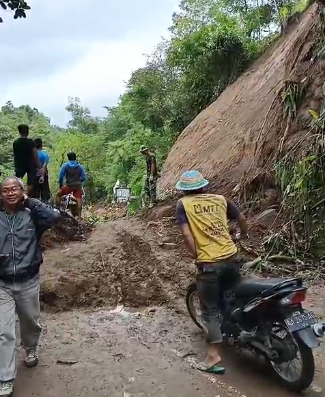 Bencana tanah longsor melanda Kecamatan Sawangan, Kabupaten Magelang, Rabu (21/1/2026). Material longsor menutup jalan alternatif Magelang-Boyolali.