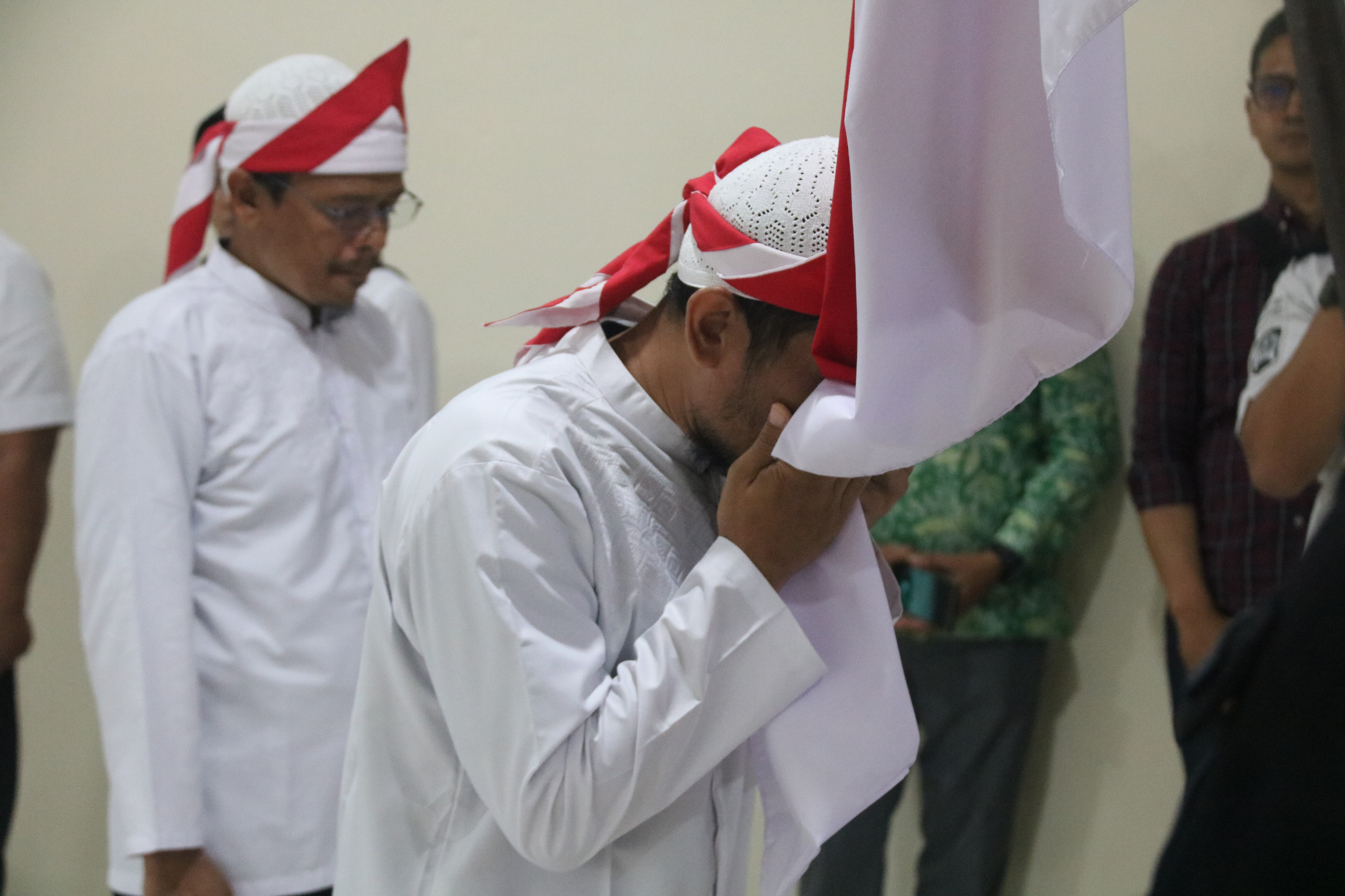Tiga orang narapidana terorisme (napiter) di Lapas Kelas IIA Magelang ikrar setia kepada Negara Kesatuan Republik Indonesia (NKRI) dengan mencium bendera merah putih, Rabu (21/1/2026).