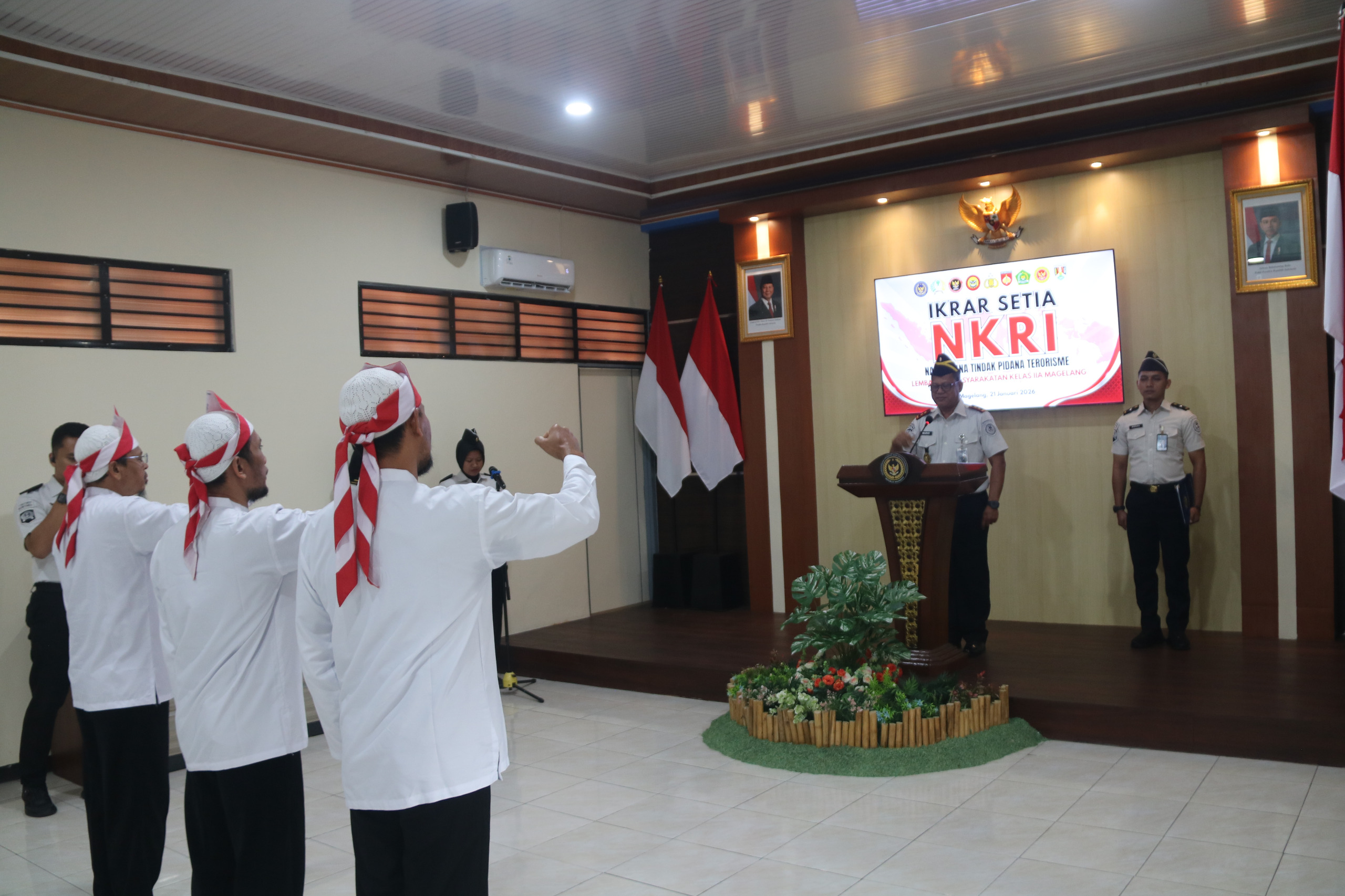 Tiga orang narapidana terorisme (napiter) di Lapas Kelas IIA Magelang melaksanakan pembacaan dan penandatanganan ikrar setia kepada Negara Kesatuan Republik Indonesia (NKRI), Rabu (21/1/2026).
