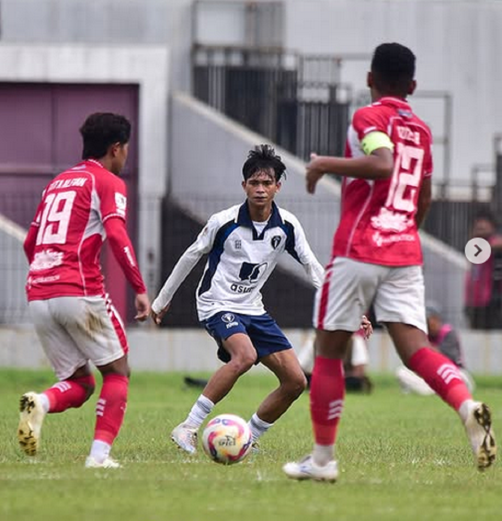 Perebutan bola pemain PPSM Sakti Magelang dan Persibangga Purbalingga dalam laga lanjutan Grup E Liga 4 Jawa Tengah di GOR Goentoer Darjono, Rabu (21/1/2026)