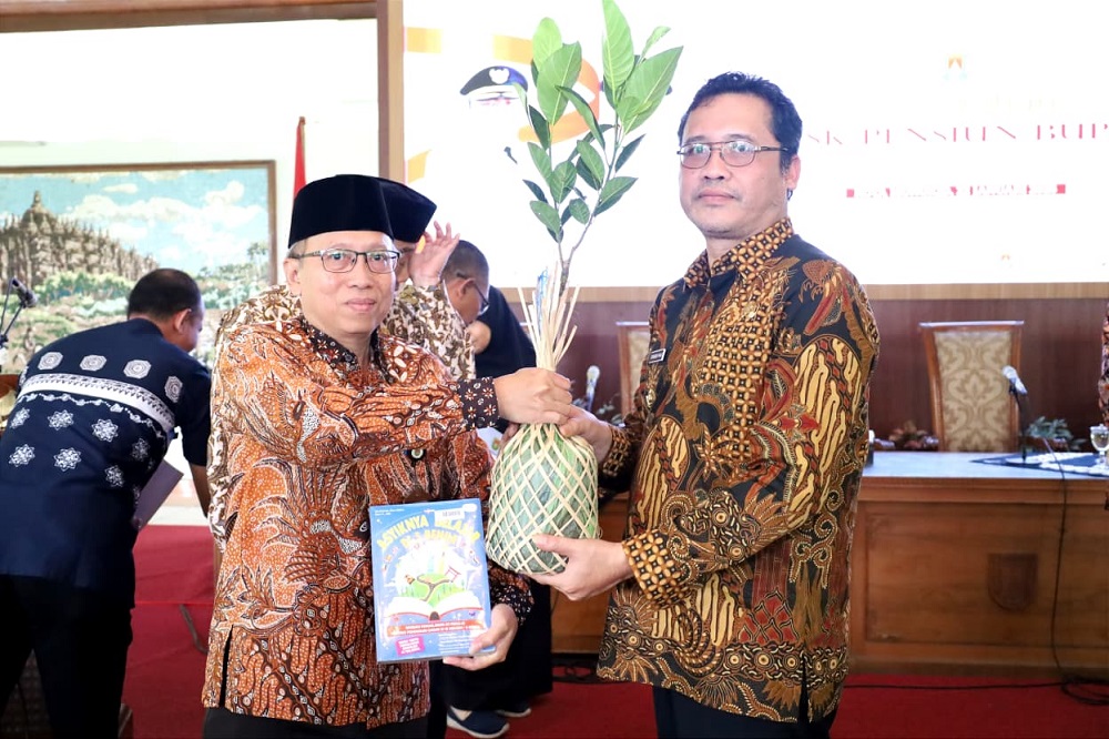 Sekda Kabupaten Magelang Adi Waryanto menyerahkan buku dan bibit tanaman kepada Bupati Magelang Grengseng Pamuji jelang masa pensiun.