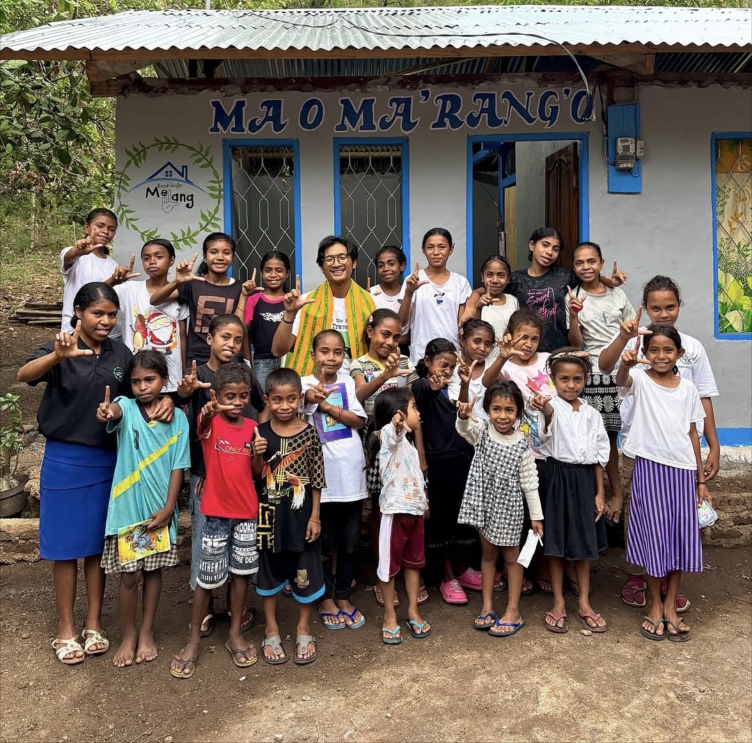 Alwi Johan (berkacamata) bersama anak-anak di rumah belajar di Alor, NTT.