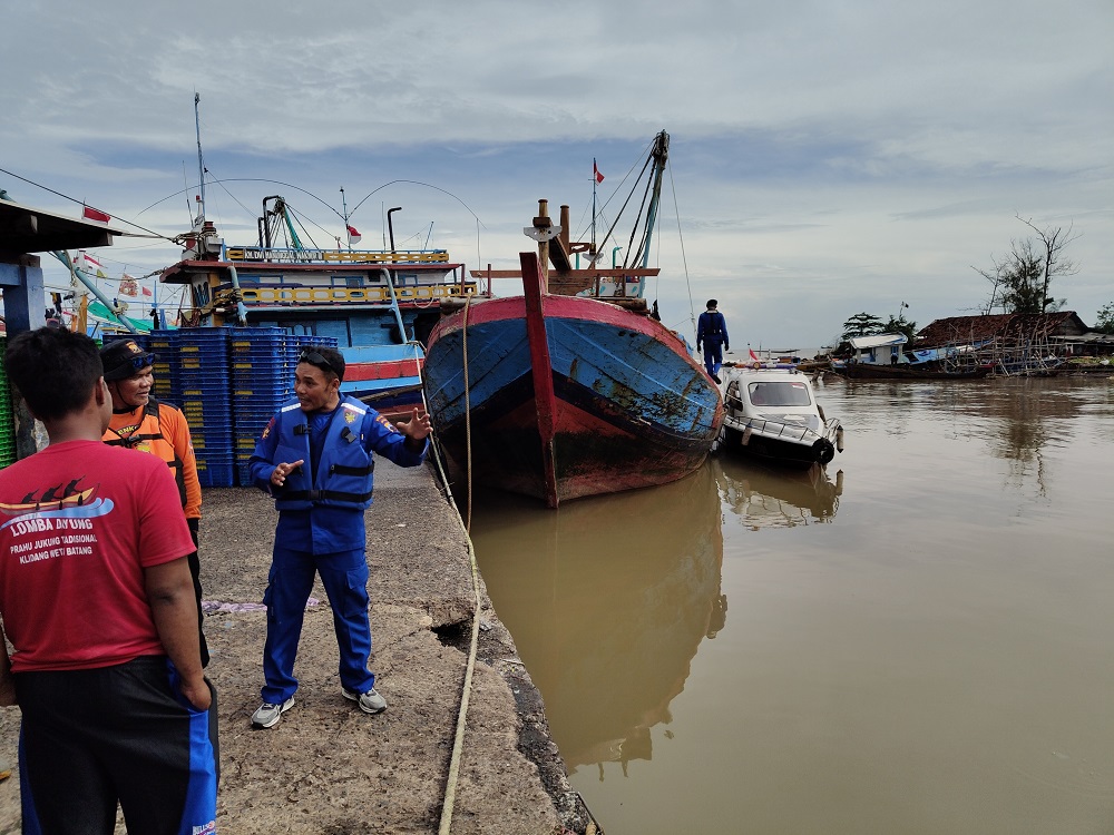 Tim gabungan saat melakukan pencarian korban terpeleset dari kapal.
