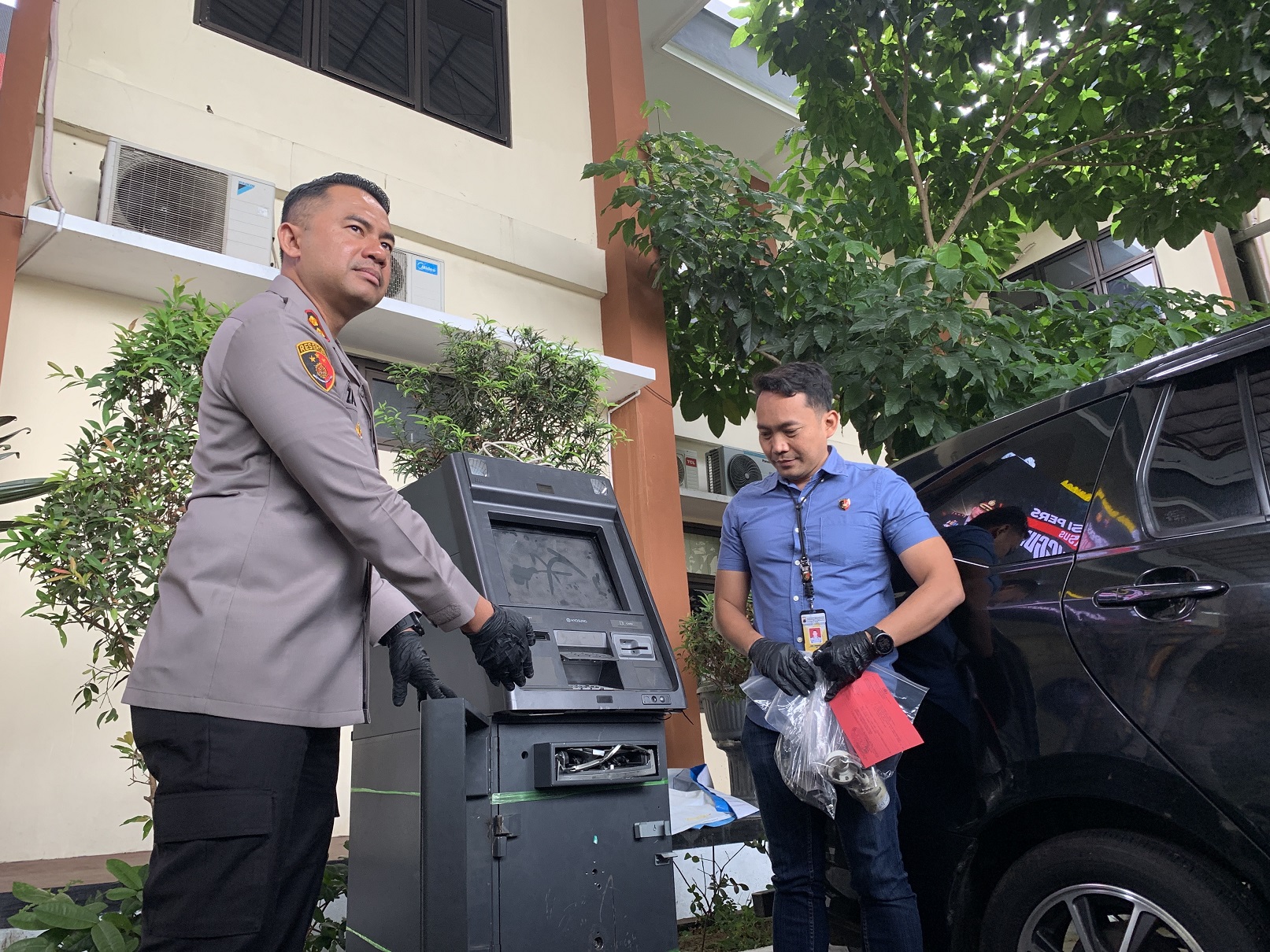 Kapolres Temanggung AKBP Zamrul Aini menunjukkan mesin ATM yang gagal dibobol oleh pelaku di wilayah Kedu.